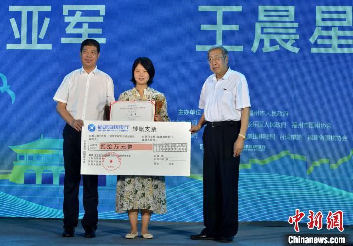 在一场空难新闻产生後，迪瓦尔公司推出革命性的全新产物CD70，这个系统可以主动进行飞翔导航，晋升飞安水准。推出CD70的亿万财主理察和儿子查尔斯在一架跨洲747上安装了这个装备。一起头，系统看起来并没有年夜碍，但後来飞机却被卷进狂风圈当中，机长和副驾驶一个灭亡，一个昏倒，而CD70法式杂乱，飞机偏离航路，且接收了飞机上的通信，氧气系统，乃至衍生出还击能力，不让人封闭本身。当飞机接近年夜城市时，国防部长寿令戎行击下这架可疑飞机。这时候就必需靠CD70 的发现人汤姆伍瓦想法登机撤除这个设备...，汤姆伍瓦爬山飞机，和老婆一道终究封闭系统，而老婆在地勤职员批示下，竟然古迹般的让飞机下降，世人逢凶化吉。